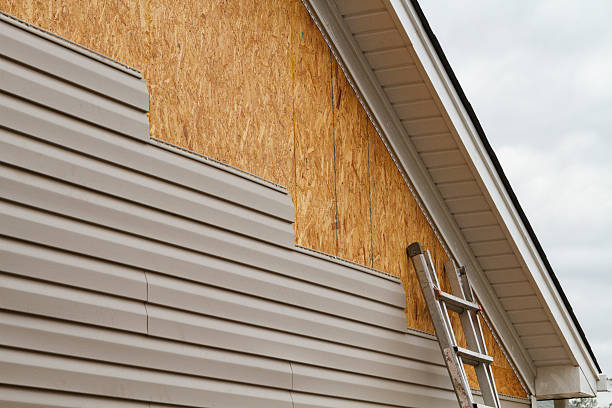 Professional Siding Repair technician working in Lafayette, OR